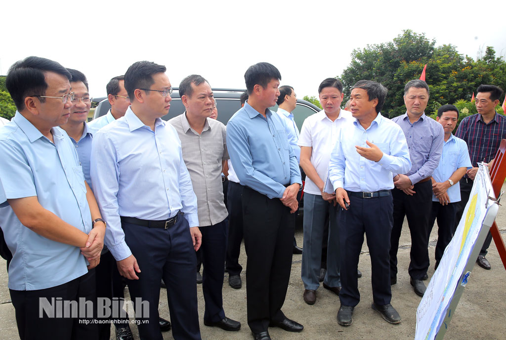 Member of the Party Central Committee and Secretary of the Provincial Party Committee Tran Huy Tuan conducts a field survey at the Van Long boat wharf.