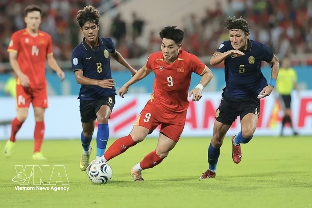 Striker Nguyen Dinh Bac (No. 9) dribbles the ball and opens the scoring for Vietnam in the 18th minute at the match against Cambodia at My Dinh Stadium on August 7. (Photo: VNA)