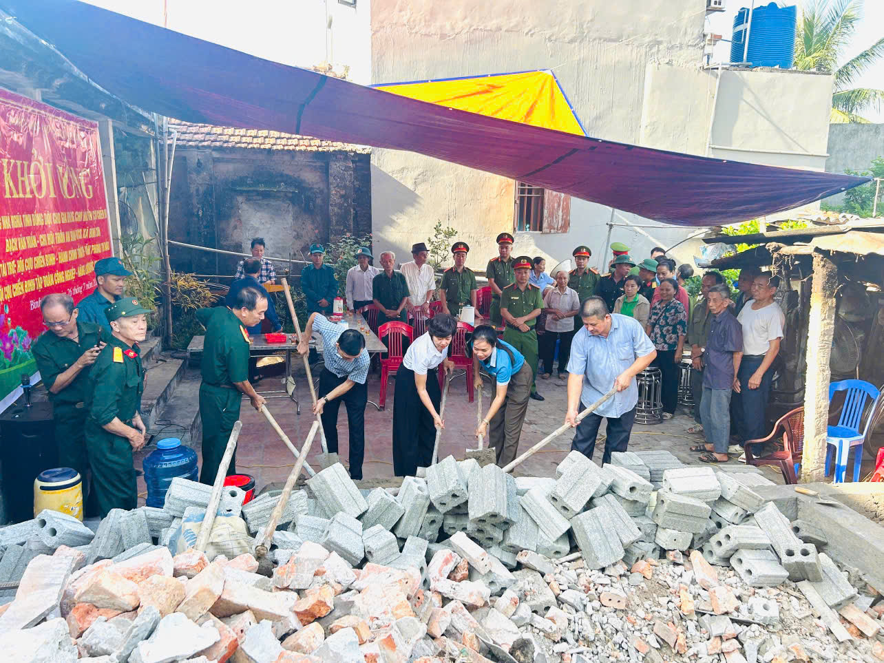 Joint efforts of local authorities, mass organisations, businesses, benefactors and local residents in building new house for victims of chemical exposure in the province.