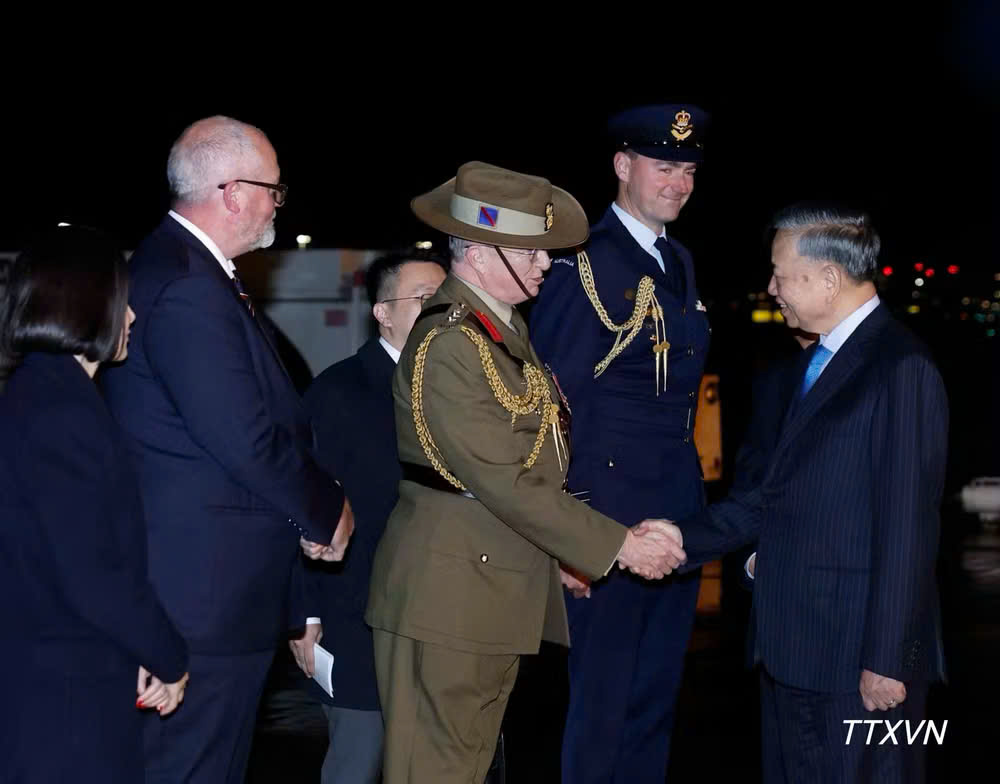 General Secretary of the Communist Party of Vietnam (CPV) Central Committee and State President To Lam (fifth, left) arrives at Sydney Kingsford Smith Airport on August 9 evening (Photo: VNA)