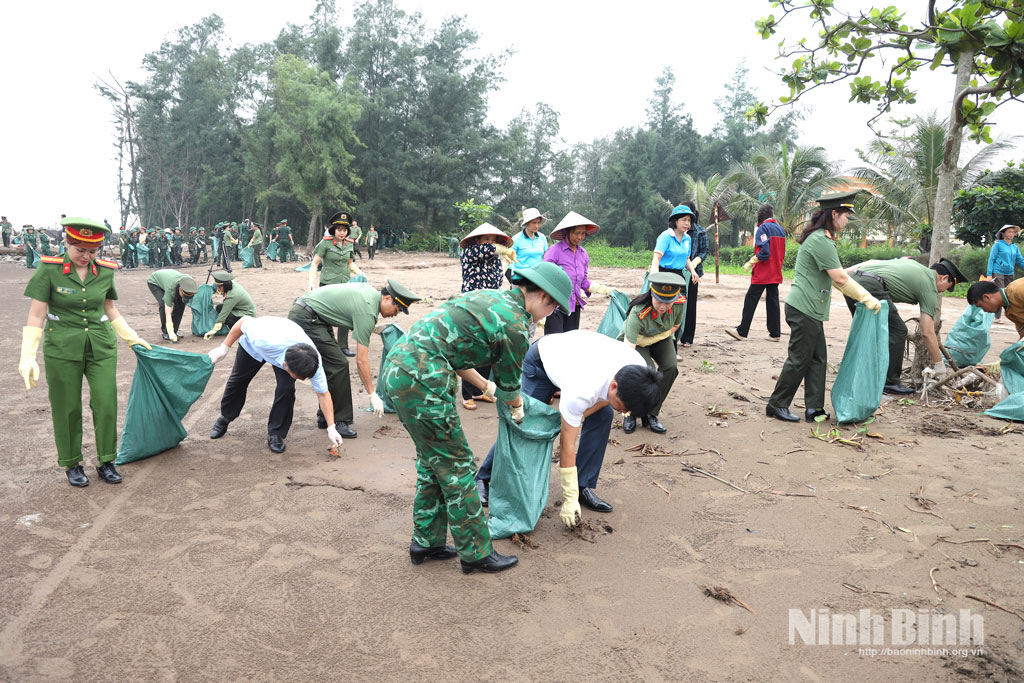 Cadres, soldiers, women and local people collected waste and cleaned up the coastal area around Con Noi waters.