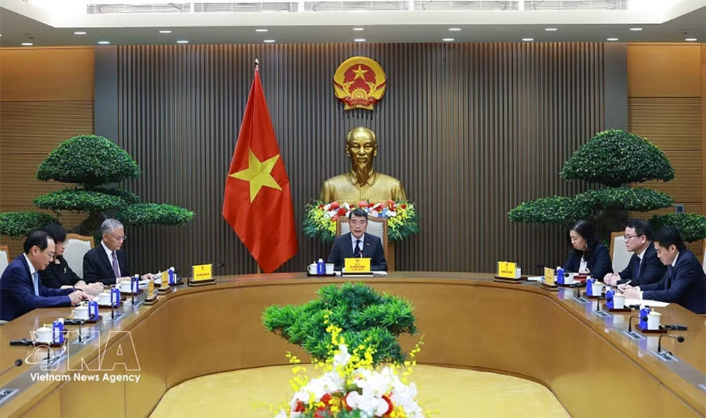 Prime Minister Le Minh Hung (centre) holds high-level phone talks with his Dutch counterpart Rob Jetten on August 11. (Photo: VNA)