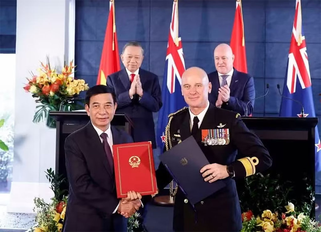 General Secretary of the Communist Party of Viet Nam Central Committee and President To Lam and New Zealand Prime Minister Christopher Luxon witness the signing of cooperation agreements between the two countries on August 13, 2026. (Photo: VNA)