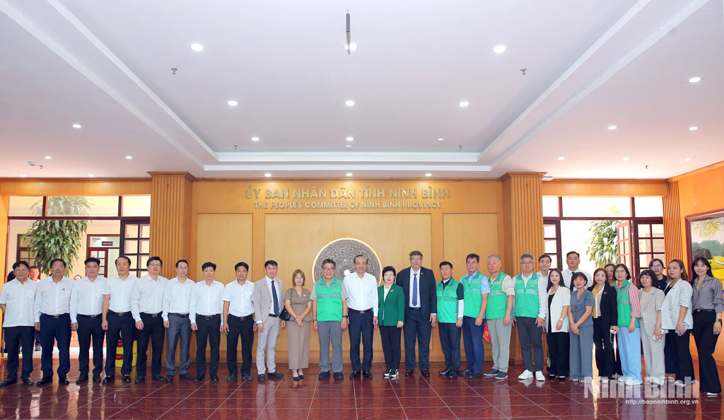 Vice Chairman of Provincial People’s Committee take photos with Korean organisations, businesses.