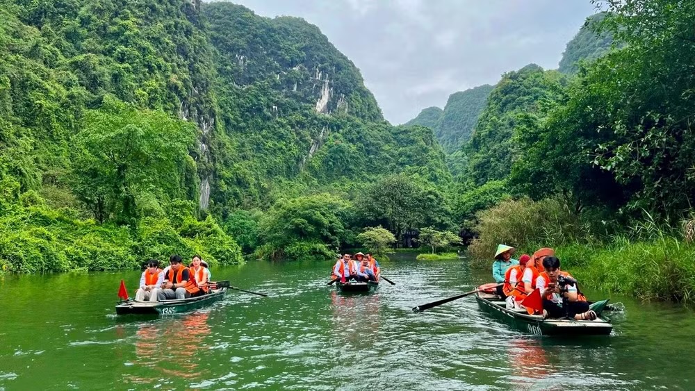 Du khách tham quan Tràng An, Ninh Bình. (Ảnh: HOÀNG TRƯỜNG)