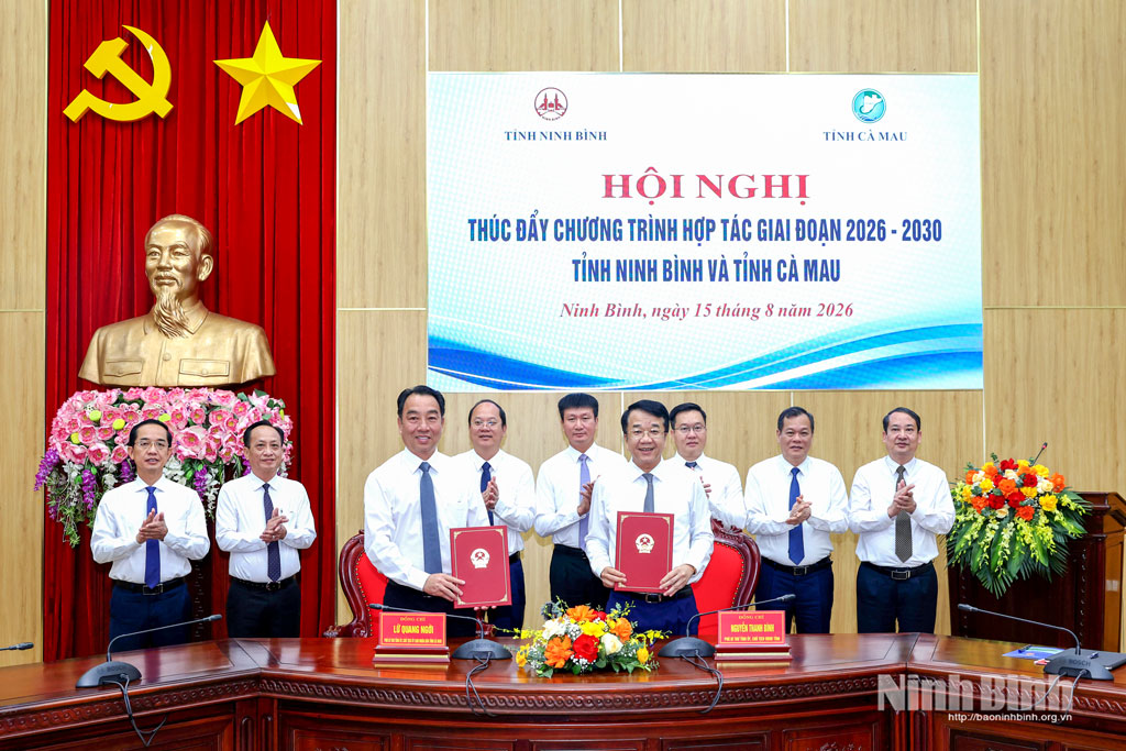 in the presence of leaders from both provinces, Nguyen Thanh Binh, Deputy Secretary of the Ninh Binh Provincial Party Committee and Chairman of the provincial People's Committee, and Lu Quang Ngoi, Deputy Secretary of the Ca Mau Provincial Party Committee and Chairman of the Provincial People's Committee, signed a Memorandum of Understanding on promoting the implementation of the Ninh Binh Ca Mau cooperation programme for 2026 2030.
