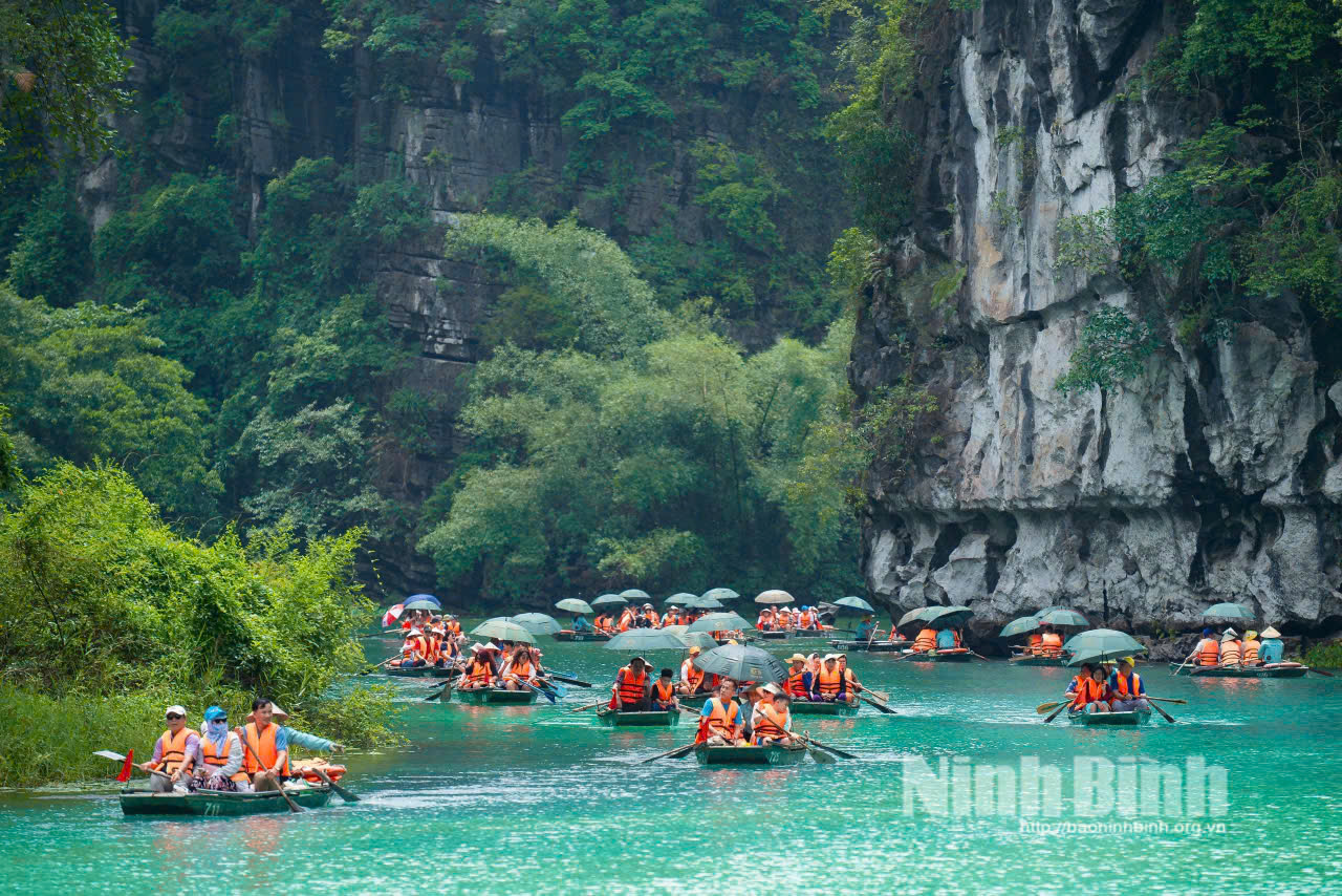 Visitors explore Trang An, Ninh Binh. (Photo: HOANG TRUONG)