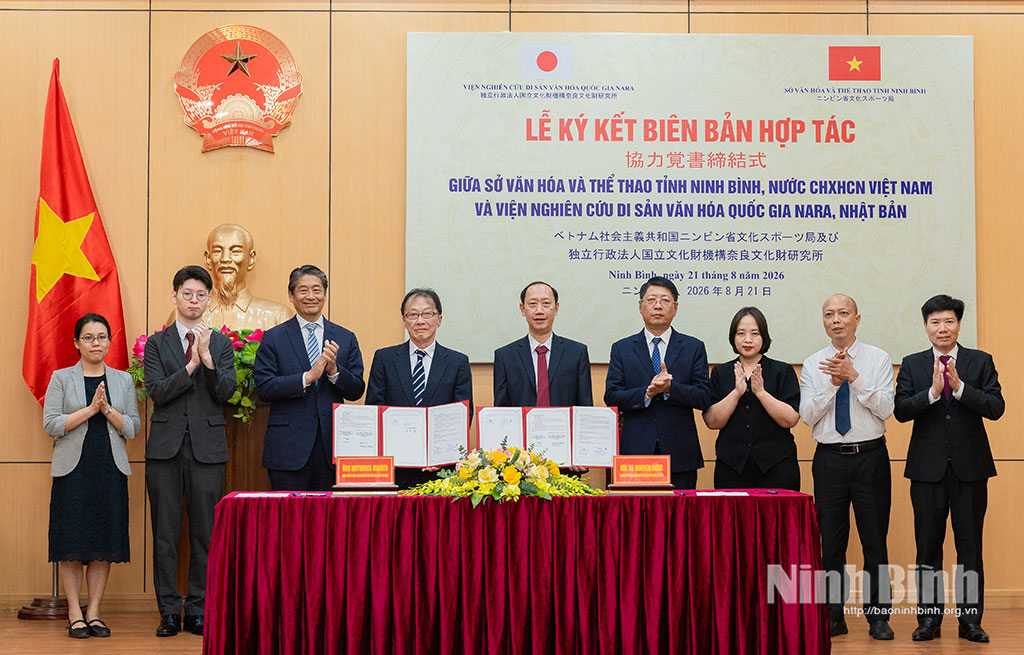 In the presence of Ambassador Ito Naoki and Standing Vice Chairman Tran Song Tung, representatives of the Ninh Binh provincial Department of Culture and Sports and the Nara National Research Institute for Cultural Properties signed the cooperation agreement.