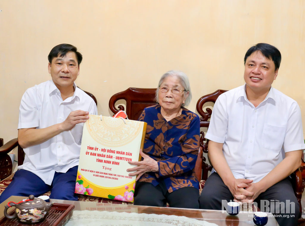 Member of the Standing Board of the Ninh Binh Provincial Party Committee and Vice Chairman of the Provincial People's Committee, Nguyen Anh Chuc presents gift to former resistance fighter Nguyen Thi Nang, in 26D armed force dormitory in Nam Dinh ward.
