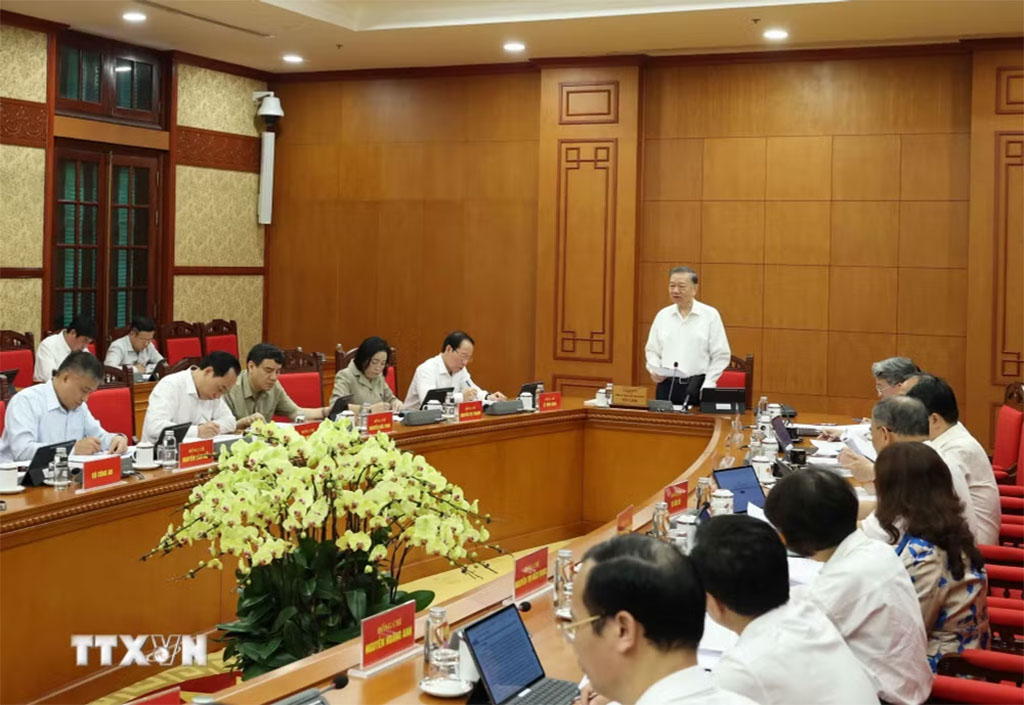 General Secretary of the Communist Party of Vietnam Central Committee and President To Lam speaks at the meeting that reviews the first year of implementing Resolution No. 71-NQ/TW. (Photo: NDO)