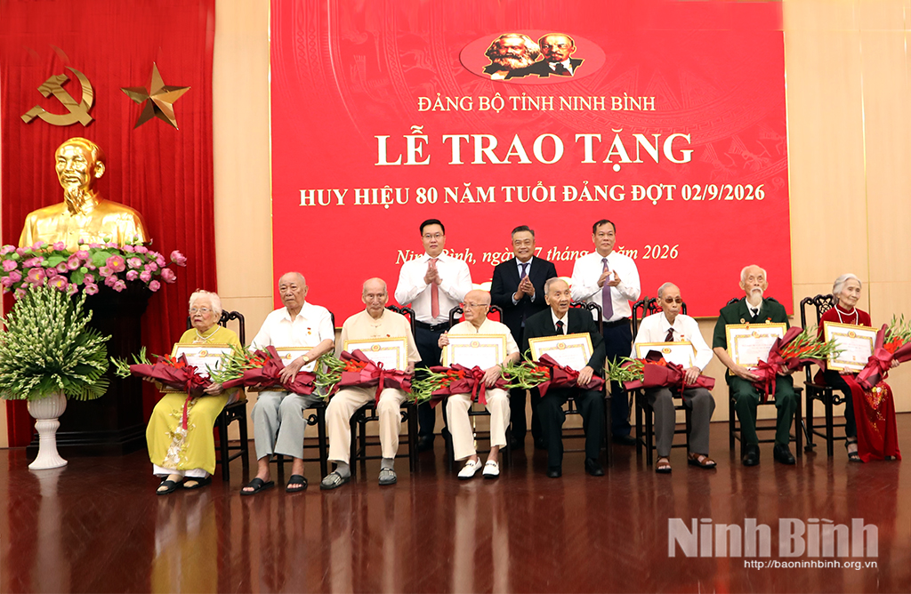 Politburo member, Secretary of the Party Central Committee and Chairman of the Party Central Committee’s Commission for Inspection Tran Sy Thanh presents 80-year Party membership badges to veteran Party members in Ninh Binh.