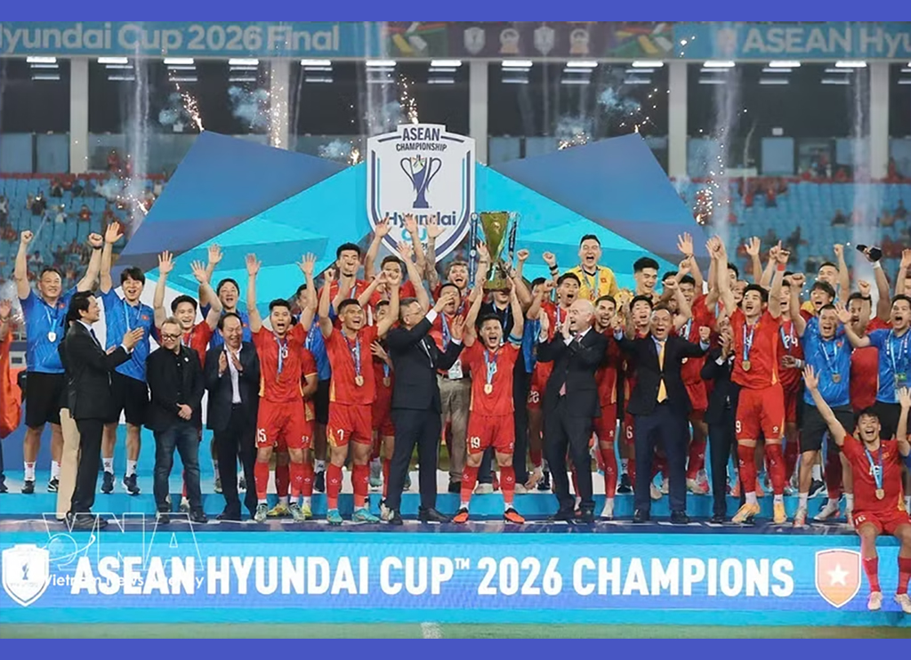FIFA President Gianni Infantino presents ASEAN Cup 2026 trophy to Vietnam. ( Photo: VNA)