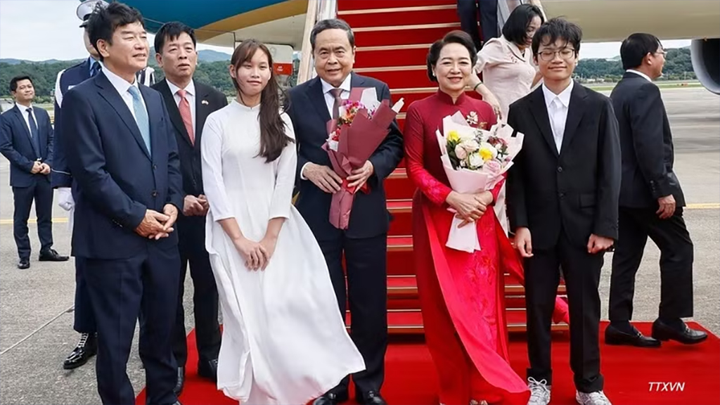 National Assembly President Tran Thanh Man and his spouse Nguyen Thi Thanh Nga arrive in Seoul on the afternoon of September 6 (local time), beginning an official visit to the Republic of Korea. (Photo: VNA)