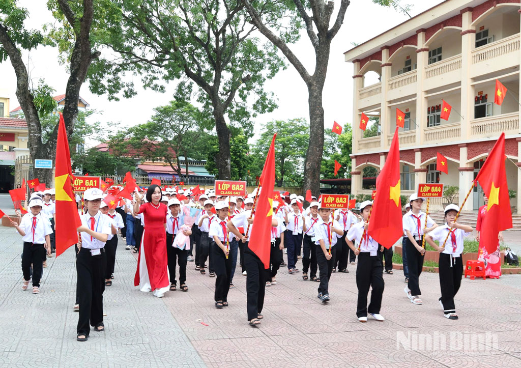 Schools in Ninh Binh are filled with a cheerful atmosphere during the new school year ceremonies.