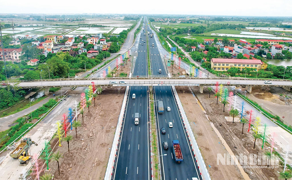 The Phu Thu interchange connecting Cau Gie - Ninh Binh expressway with the section of Ring Road No. 5 in the Capital Region has been completed.