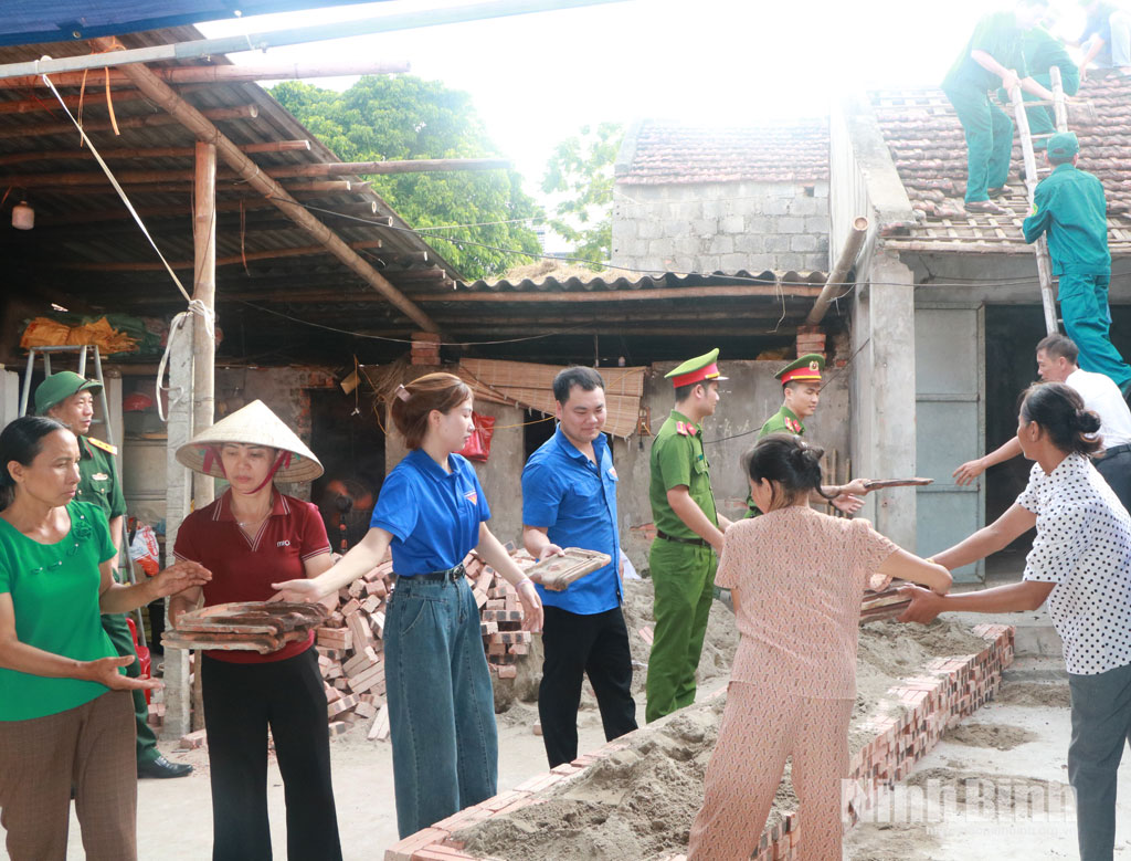 Police forces, army forces, young people join hands to support disadvantaged household to rebuild the house.