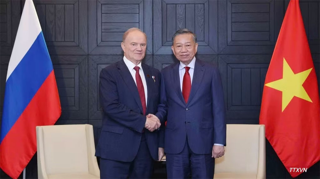 General Secretary of the Communist Party of Viet Nam Central Committee and President To Lam (R) and Chairman of the Communist Party of the Russian Federation Gennady Zyuganov at the meeting in Moscow on September 7 (Photo: VNA)