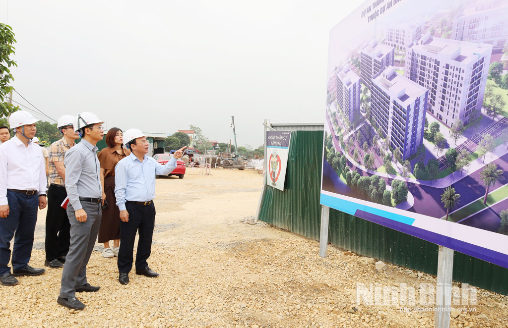 Deputy Minister of Construction Nguyen Van Sinh inspect construction progress at social housing project in Thanh Liem commune.