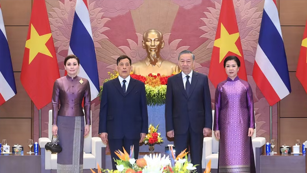 General Secretary of the Communist Party of Viet Nam Central Committee and President To Lam (second from right) and his spouse, Ngo Phuong Ly, welcome King of Thailand Maha Vajiralongkorn Phra Vajiraklaochaoyuhua and Queen Suthida Bajrasudhabimalalakshana in Ha Noi on the morning of September 15. (Photo: nhandan.vn)