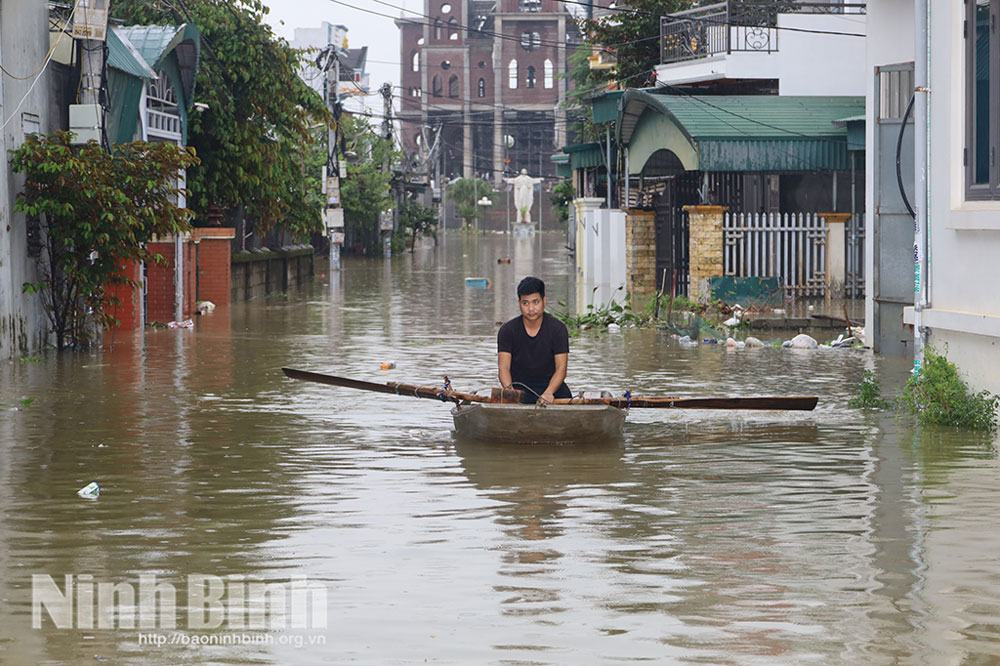 Flooding had affected 3,042 households outside dyke-protected areas, mainly in Gia Vien, Thanh Son, Gia Tuong, Phu Son, Dai Hoang, Phu Van and Thanh Lam communes.