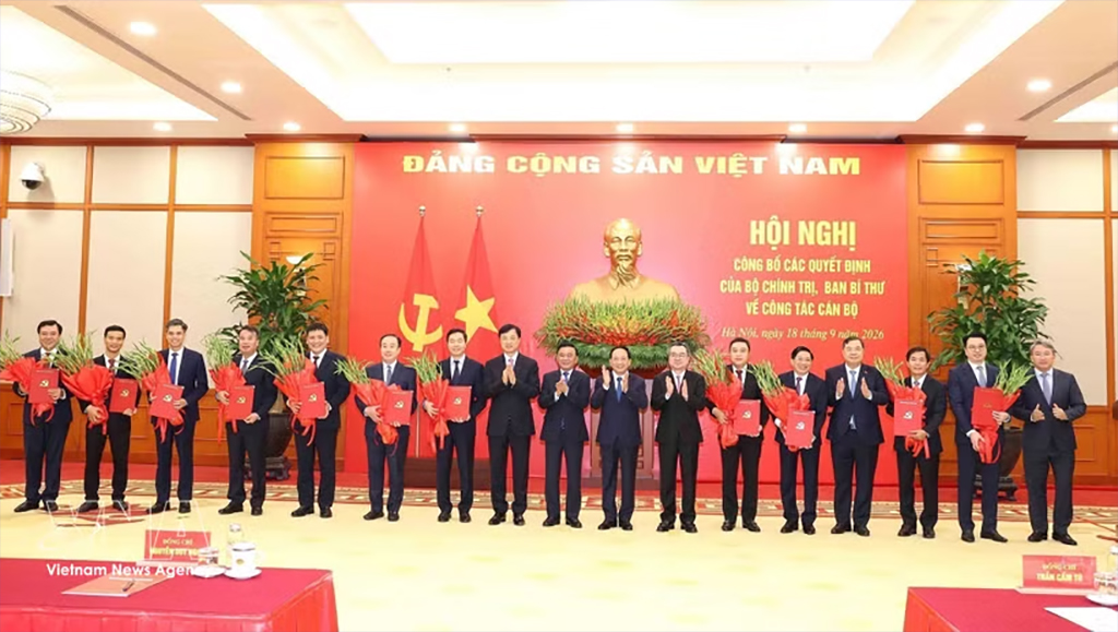 Politburo Member and Standing Member of the Secretariat Tran Cam Tu congratulates newly-appointed officials (Photo: VNA)