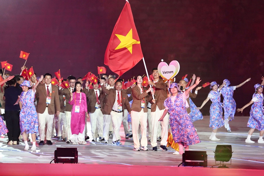 Members of the Vietnamese sports delegation parade at the opening ceremony of the 2026 Asian Games in Nagoya, Japan, on September 19, 2026. (Photo: Xinhua/VNA)