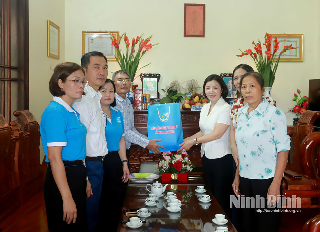 The delegation visits and presents gifts to family of martyr Dang Thi Chung.