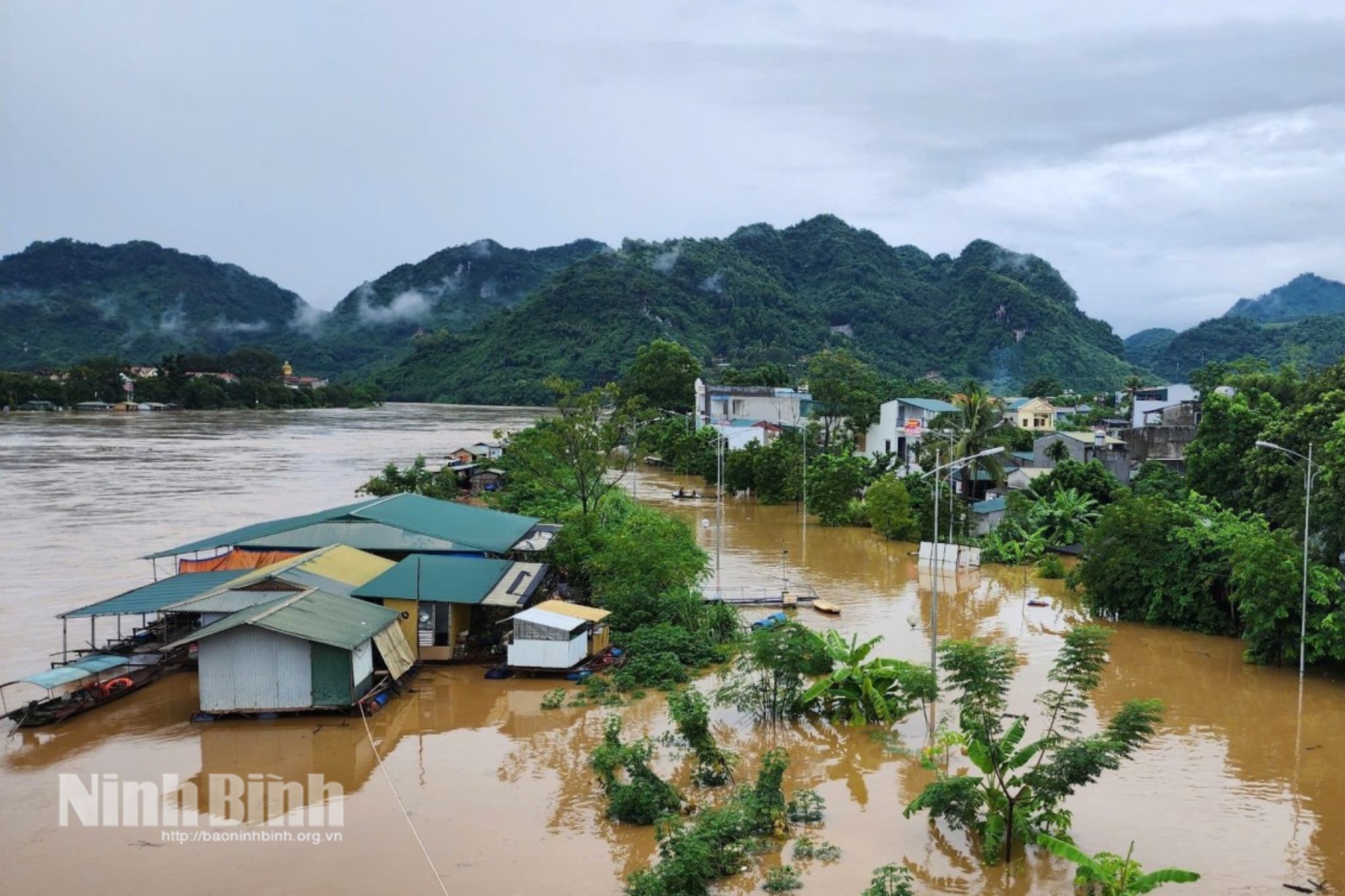 Flooding in low-lying areas along Hoang Long river.
