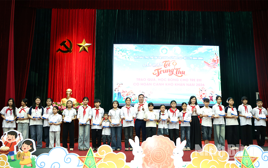 Director of the Vietnam Children’s Fund and Director of Ninh Binh Newspaper, Radio and Television present gifts to disadvantaged children in Binh An commune.