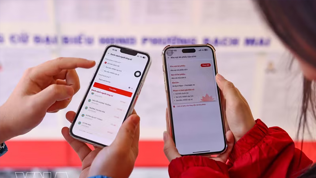 Users access the national digital identification application VNeID. (Photo: VNA)