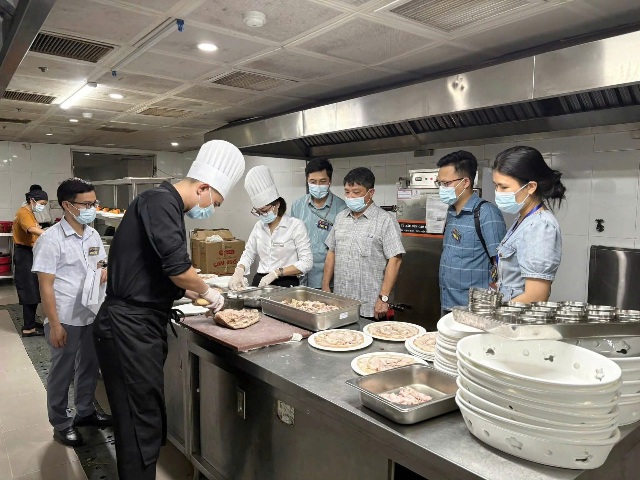 Cán bộ Sở Y tế giám sát công tác bảo đảm ATTP tại Khách sạn The Reed (phường Hoa Lư).