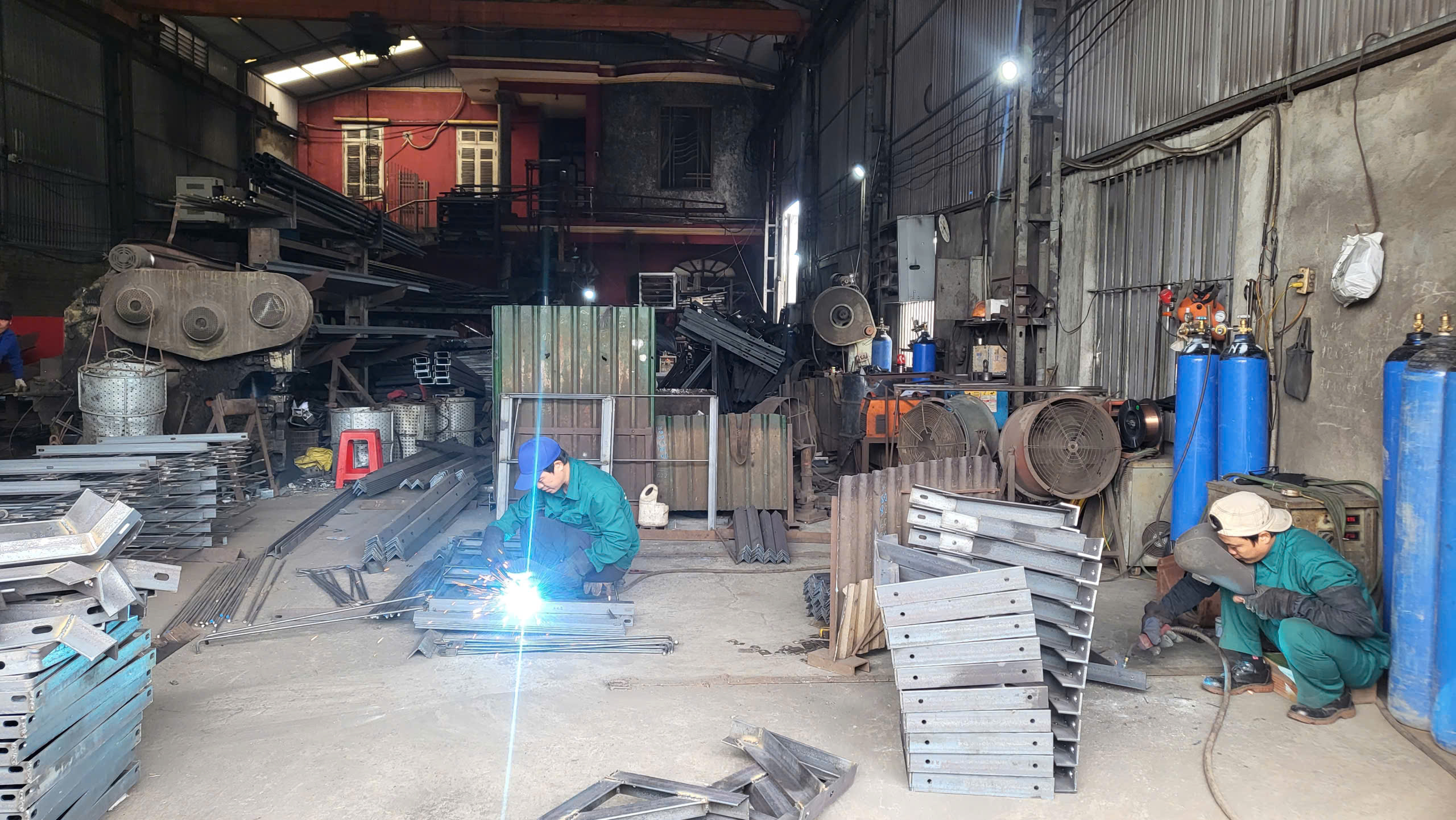 Công nhân Công ty Cổ phần thương mại Khánh Phong (phường Thành Nam) luôn chấp hành các quy định về bảo đảm ATVSLĐ trong giờ sản xuất.