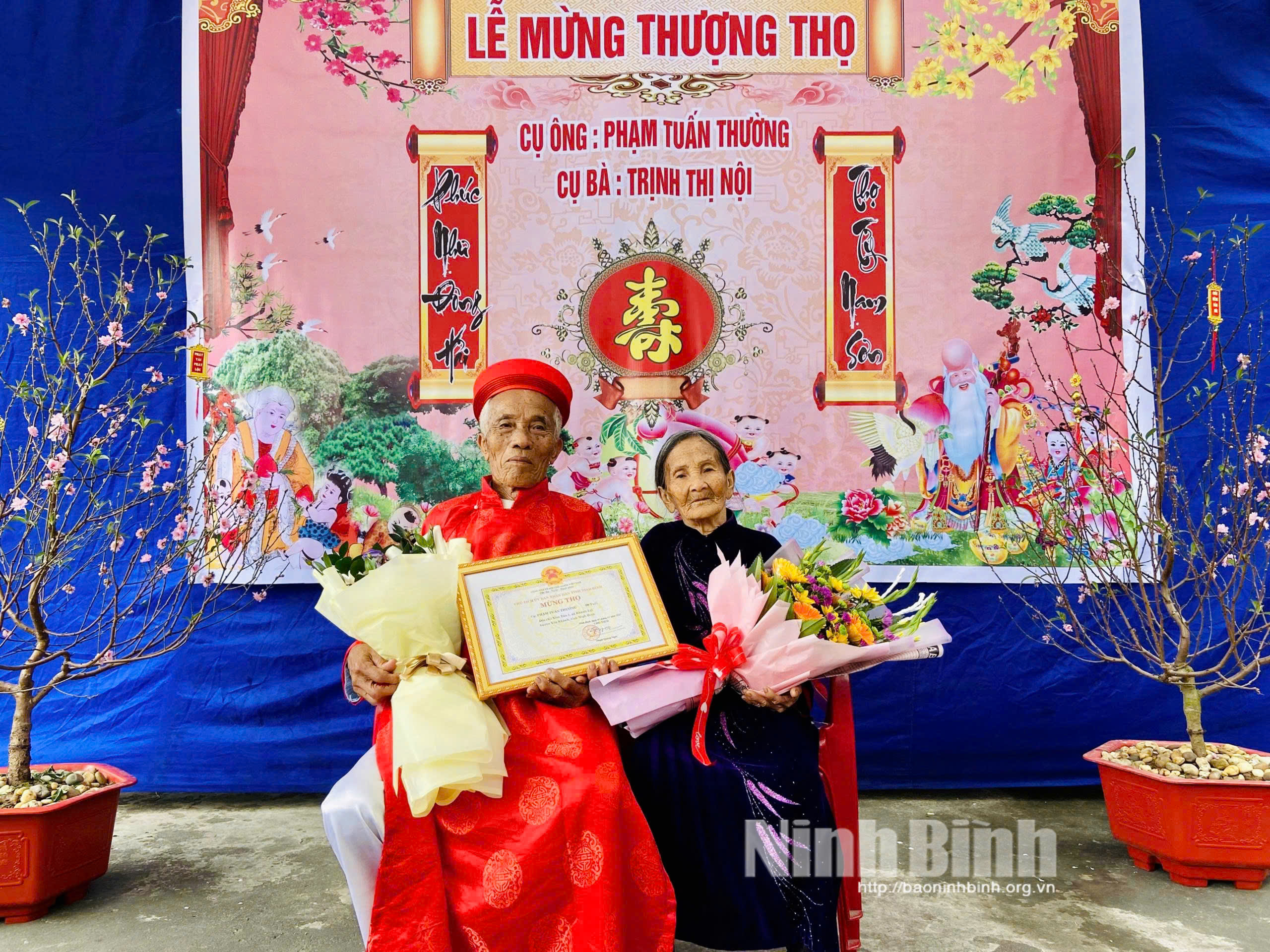 Nghị quyết số 12/2025/NQ-HĐND của Hội đồng nhân dân tỉnh quy định mức quà tặng chúc thọ, mừng thọ người cao tuổi trên địa bàn tỉnh Ninh Bình có hiệu lực từ ngày 18/9/2025.