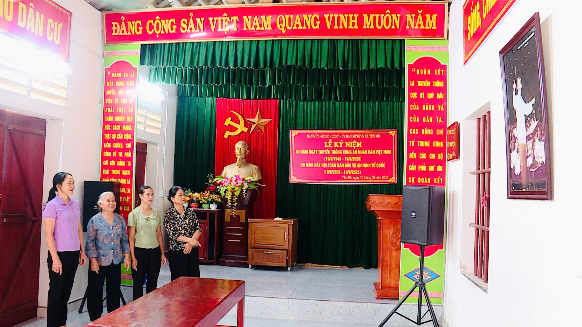 Cán bộ, đảng viên, nhân dân thôn 4 chung tay xây dựng nhà văn hóa thôn khang trang, kiên cố.