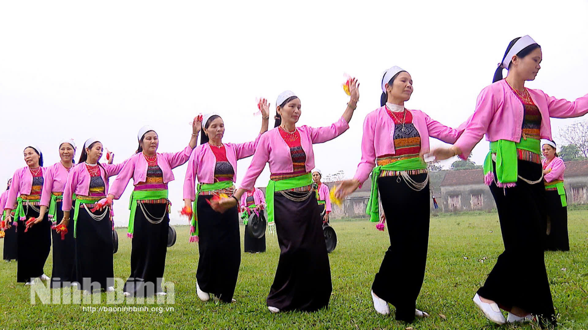 Câu lạc bộ văn hóa Mường tổ dân phố Đồng Bài, phường Yên Sơn biểu diễn điệu múa truyền thống.