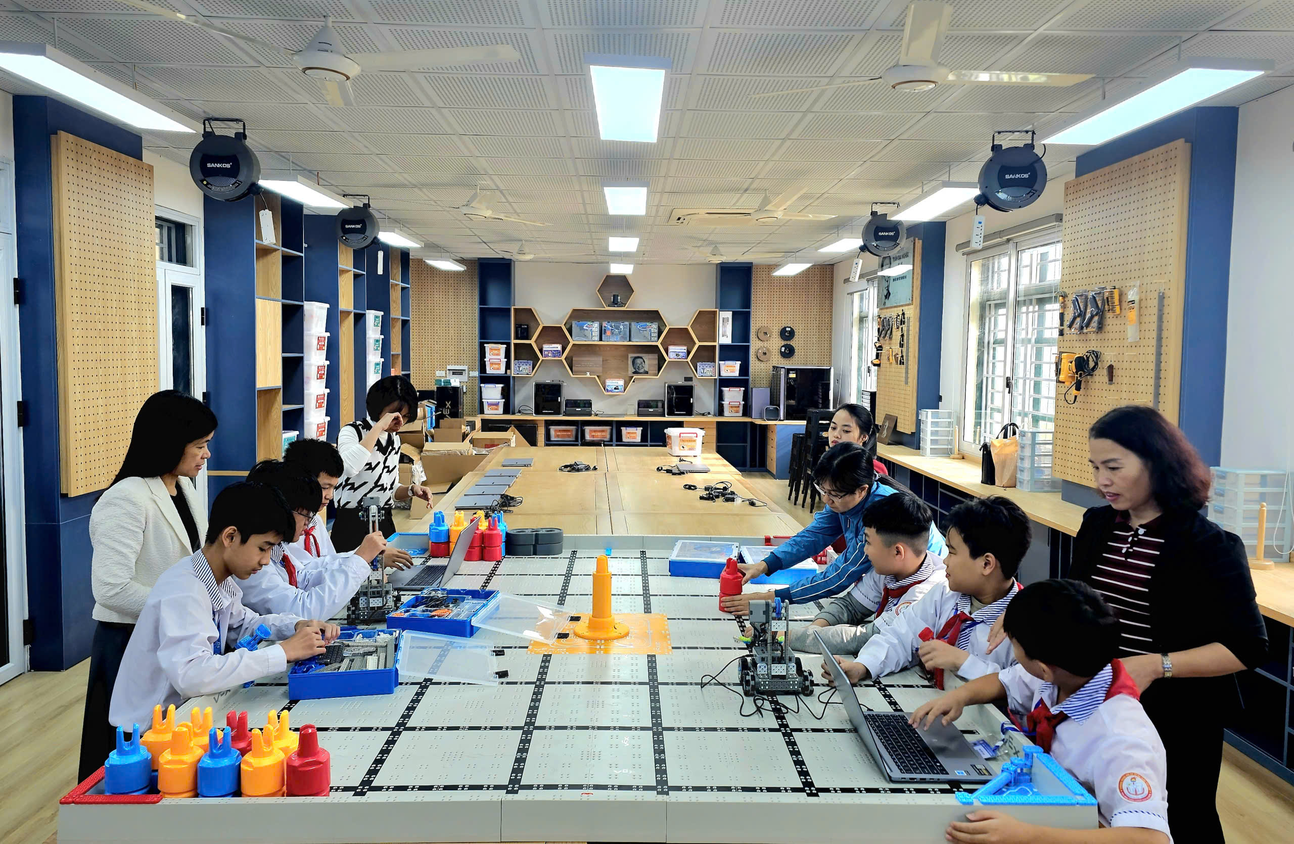 Phòng học STEAM tại Trường THCS Thị trấn Yên Ninh ( xã Yên Khánh) được đầu tư đồng bộ, hiện đại giúp học sinh được nghiên cứu, lắp ráp công nghệ.