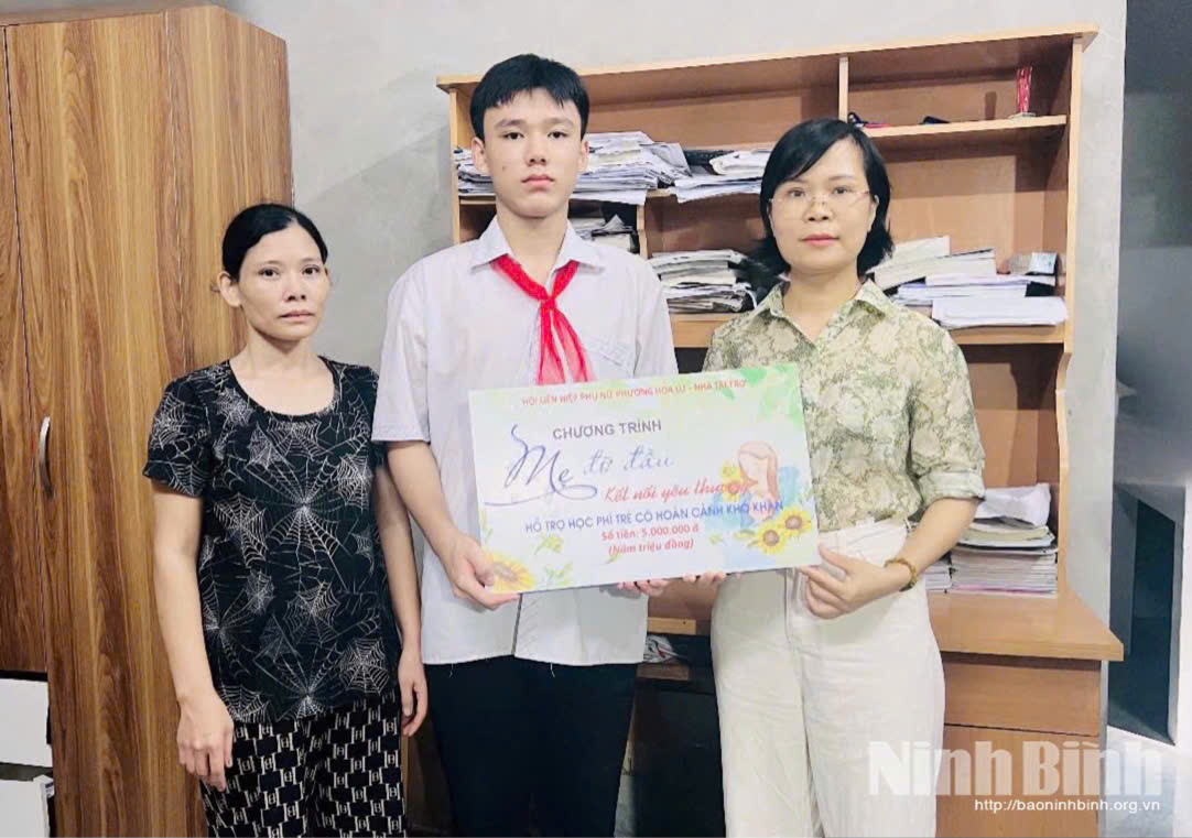 Hội LHPN phường Hoa Lư trao học bổng cho em học sinh có hoàn cảnh khó khăn trong chương trình "Mẹ đỡ đầu".