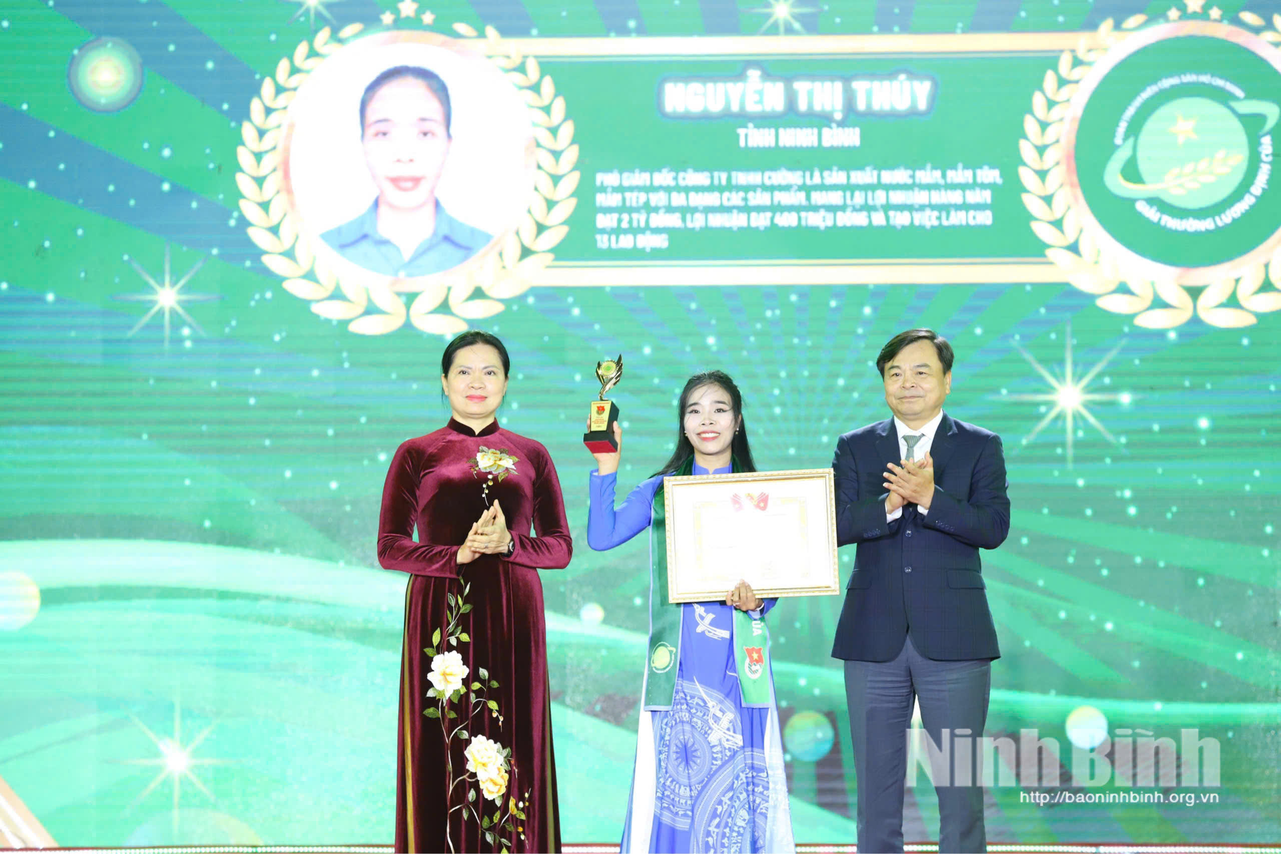 Chị Nguyễn Thị Thúy, Phó Giám đốc Công ty TNHH Cường Là, xã Hải Thịnh nhận giải thưởng Lương Định Của lần thứ XX, năm 2025. Ảnh: NVCC