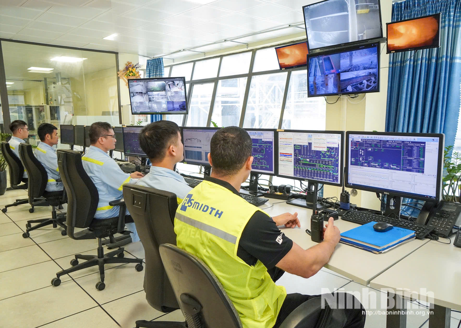 Phòng công nghệ trung tâm của Nhà máy xi măng Xuân Thành, nơi vận hành và giám sát toàn bộ quá trình sản xuất của nhà máy.