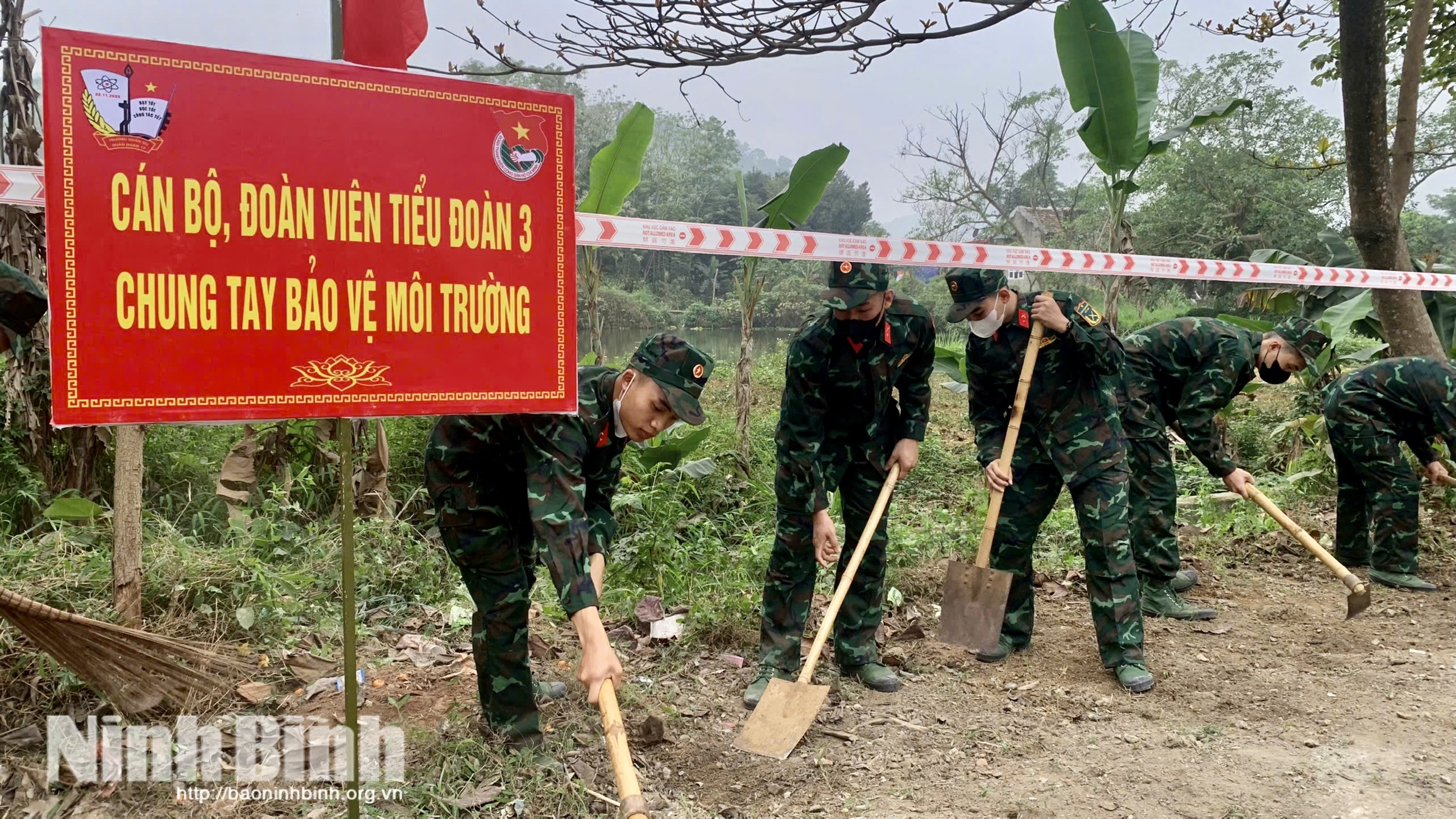 Đoàn viên thanh niên Tiểu đoàn 3, Trường Quân sự Quân đoàn 12 dọn dẹp vệ sinh tại các tuyến đường trên địa bàn phường Yên Sơn.
