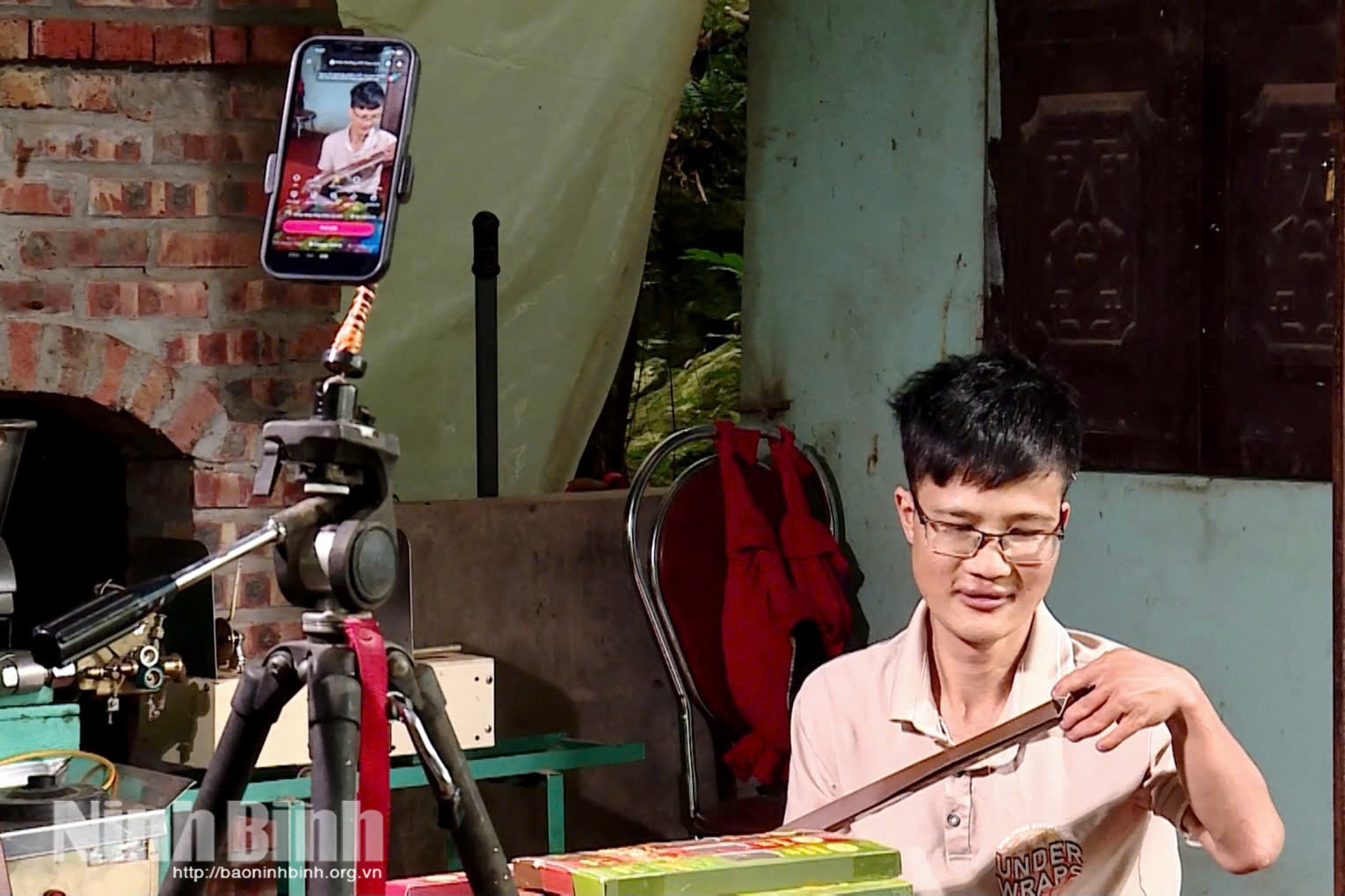 Anh Trần Tuấn Đạt, HTX Vững Vàng, phường Tây Hoa Lư livestream bán sản phẩm hương thảo dược.