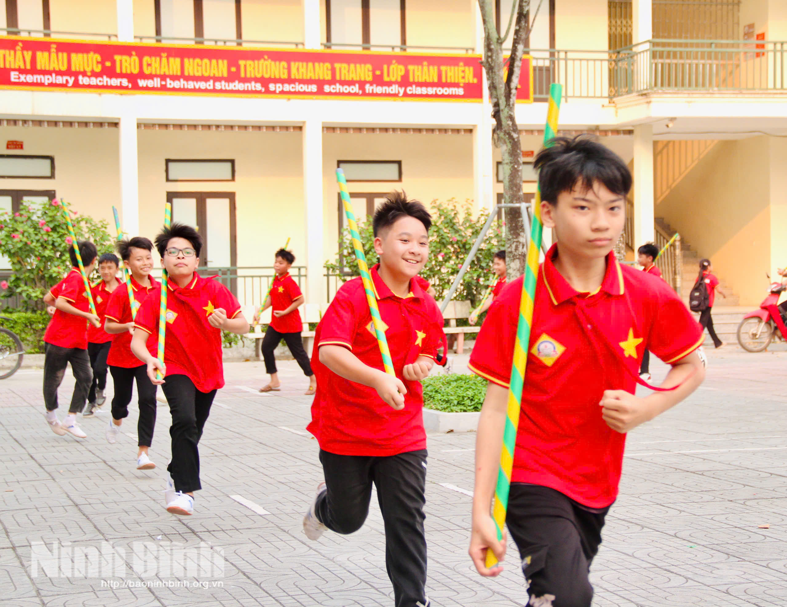 Các em học sinh Trường THCS Ninh Giang tích cực tập luyện màn "Kéo chữ Thái Bình".