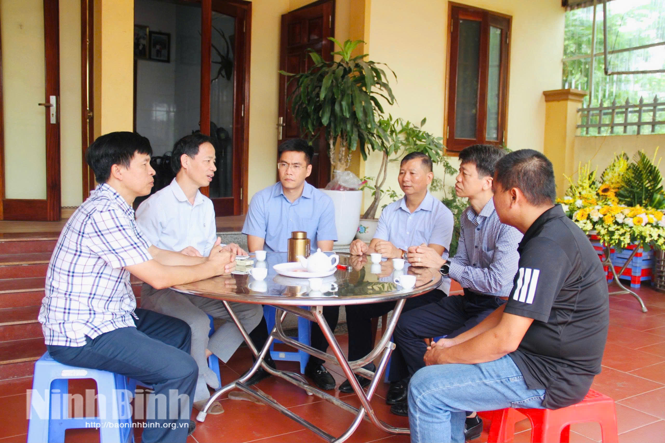 Lãnh đạo Đảng ủy, UBND, Ủy ban MTTQ Việt Nam xã, Hội Chữ thập đỏ xã Yên Mô thăm hỏi, động viên và tri ân nghĩa cử cao đẹp của bà Nguyễn Thị Lành.