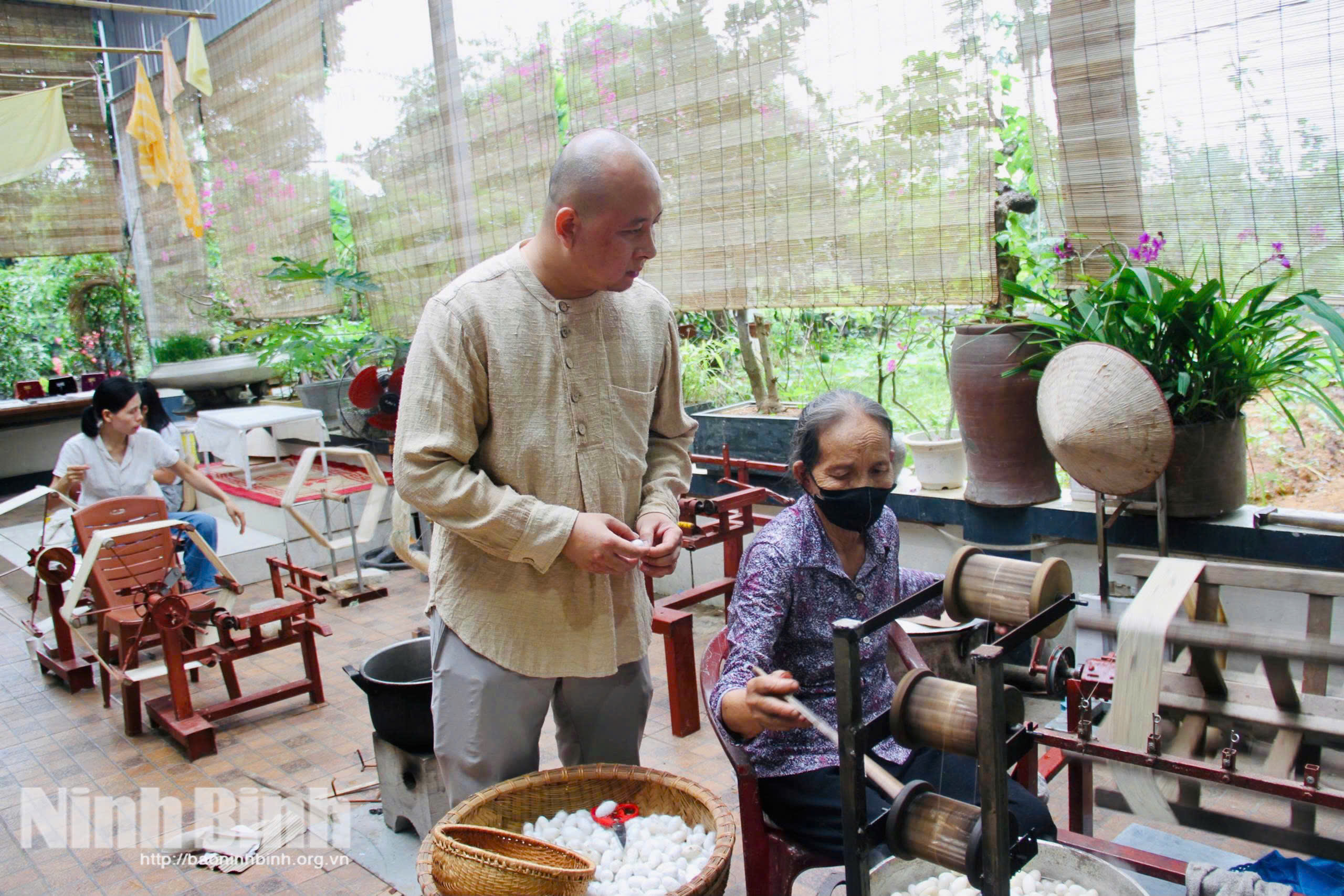 Anh Lê Văn Vụ, Giám đốc HTX Kỹ nghệ dệt lụa tơ tằm và thêu rua Hoa Lư kiểm tra sản phẩm tơ tằm.
