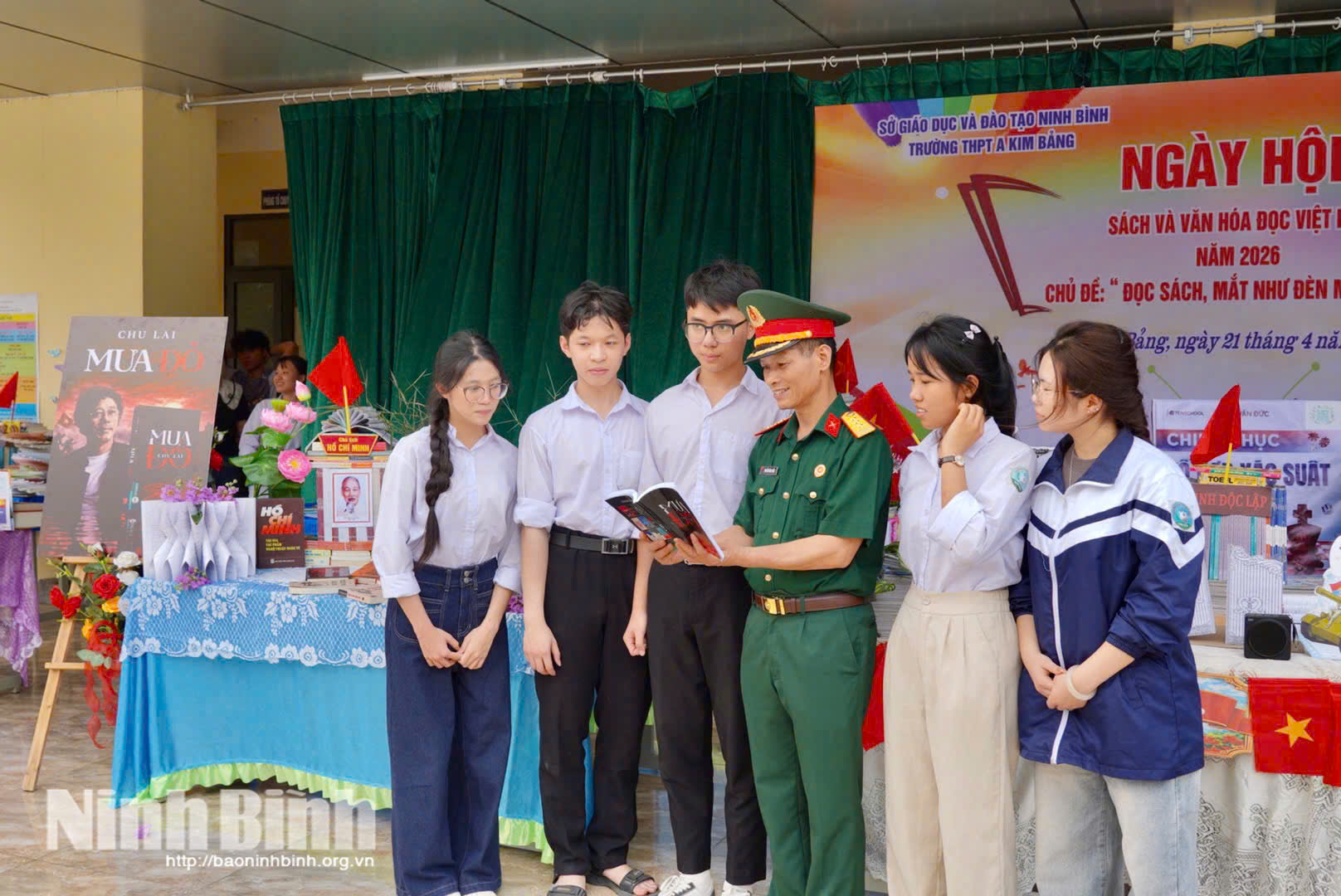 Cựu chiến binh phường Kim Bảng phối hợp tuyên truyền, giới thiệu các cuốn sách cách mạng cho các em học sinh Trường THPT A Kim Bảng.