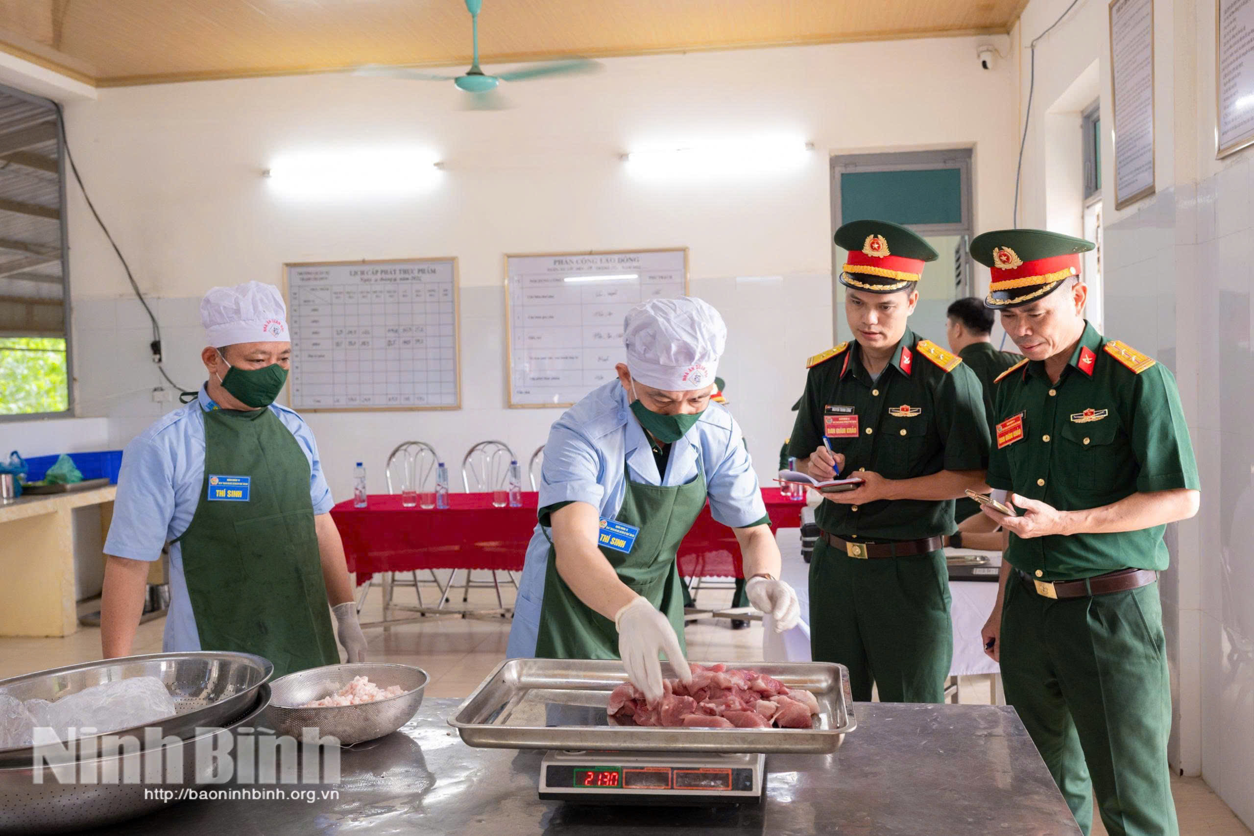 Cán bộ, chiến sĩ Trường Quân sự Quân đoàn 12 tích cực tham gia Hội thi “Tăng gia sản xuất, chế biến tập trung” năm 2026. Ảnh: Ngọc Linh