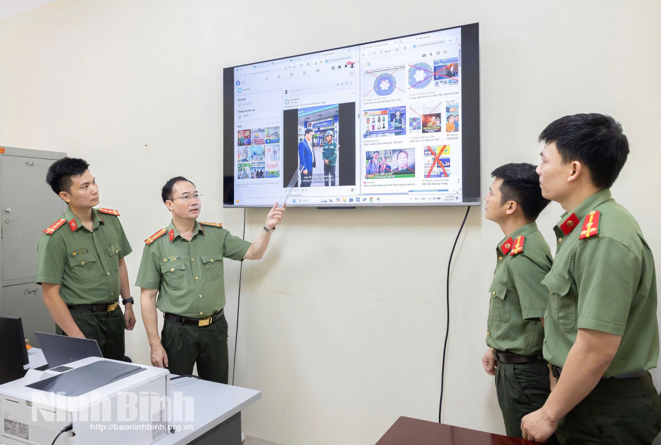Phòng An ninh mạng và phòng, chống tội phạm sử dụng công nghệ cao (Công an tỉnh Ninh Bình) phân tích, nhận diện các thông tin xấu, độc trên không gian mạng. Ảnh: Viết Dư