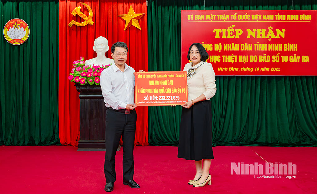 Đảng bộ, chính quyền và nhân dân phường Liêm Tuyền ủng hộ nhân dân khắc phục hậu quả cơn bão số 10.