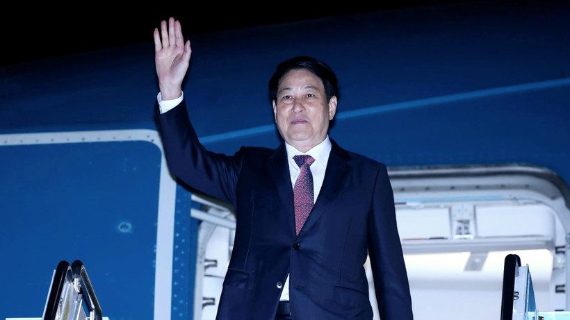 Chủ tịch nước Lương Cường rời sân bay Gimhae, kết thúc tốt đẹp chuyến tham dự Tuần lễ Cấp cao APEC lần thứ 32 và làm việc song phương tại Hàn Quốc. (Ảnh: Lâm Khánh/TTXVN)