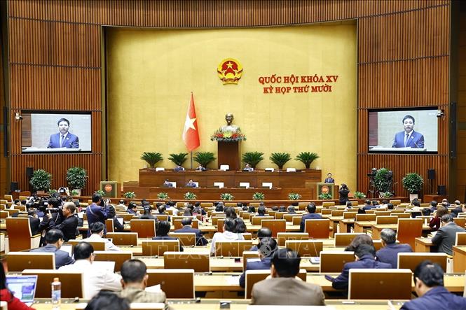 Bộ trưởng Bộ Tài chính Nguyễn Văn Thắng, thừa ủy quyền của Thủ tướng Chính phủ trình bày Tờ trình về 5 dự án: Luật Đầu tư (sửa đổi); Luật sửa đổi, bổ sung một số điều của Luật Quản lý nợ công; Luật sửa đổi, bổ sung một số điều Luật Kinh doanh bảo hiểm; Luật sửa đổi, bổ sung một số điều của Luật Thống kê; Luật sửa đổi, bổ sung một số điều của Luật Giá. Ảnh: Doãn Tấn/TTXVN